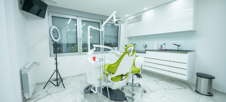 ¿Por qué tu clínica dental necesita una página web profesional en 2025?